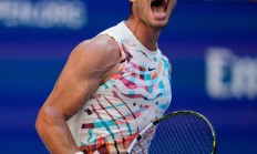 爱游戏 费德勒在G2比赛中大比分获胜，比赛局势复杂引发热议！观众掌声雷动